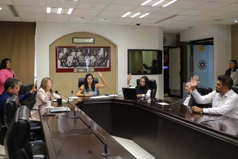aprueba-comision-de-hacienda