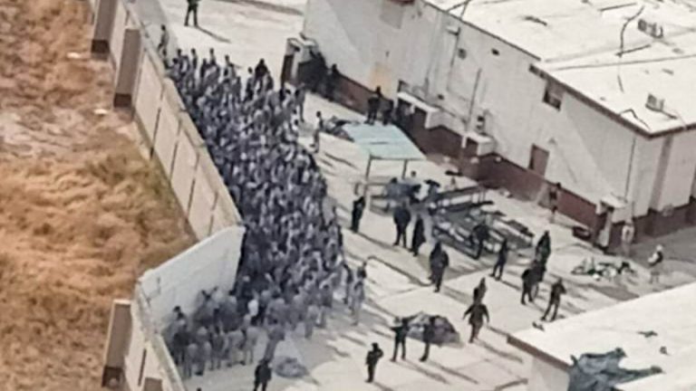 La mañana de este domingo 1 de enero un grupo armado provocó una revuelta en el Centro Estatal de Reinserción Social (Cereso) número tres de Ciudad Juárez, Chihuahua, lo que provocó un saldo preliminar de 10 custodios asesinados, además de cuatro r