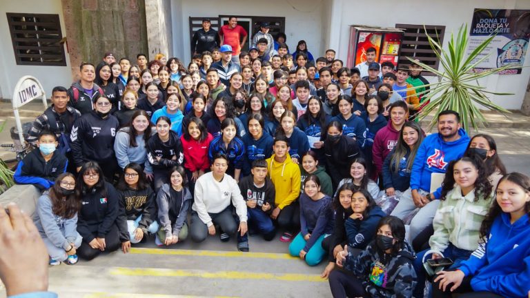 ENTREGAN UNIFORMES 3