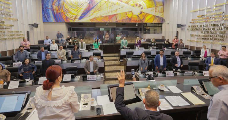 Aprueba Congreso renuncia