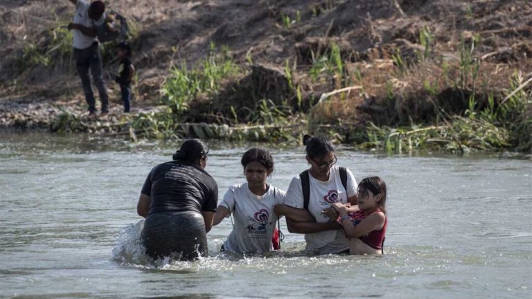 Migrantes provenientes de distintos países del continente, principalmente Venezuela y Honduras, cruzan las aguas del río bravo, a un par de kilómetros del puente internacional de la ciudad de Piedras Negras. Del otro lado del río los espera la incerti