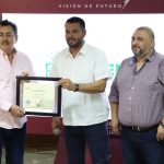 RECIBE-ALCALDE-RECONOCIMIENTO