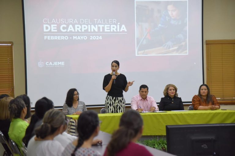 RECIBEN CONSTANCIAS EGRESADAS 1