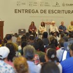 PRESENCIA JAVIER LAMARQUE ENTREGA DE ESCRITURAS1