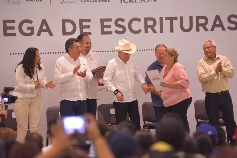 PRESENCIA JAVIER LAMARQUE ENTREGA DE ESCRITURAS3