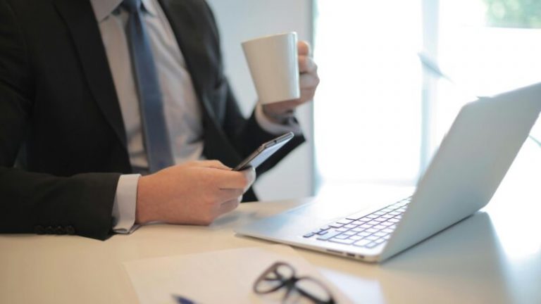 celular-trabajo-pexels