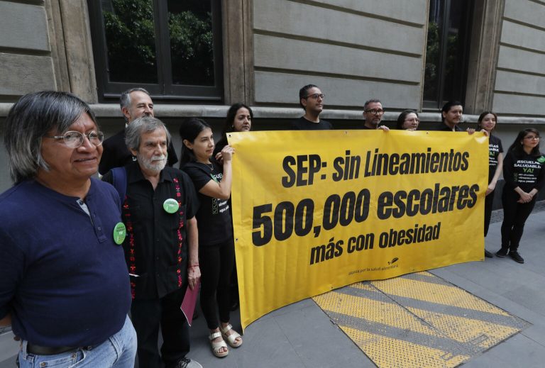 ONG exigen cumplir una ley en escuelas de México que evitaría 500.000 casos de obesidad