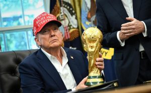 donald-trump-con-trofeo-del-mundial