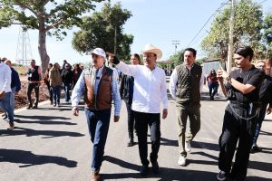 ENTREGAN PRESIDENTE Y GOBERNADOR (1)