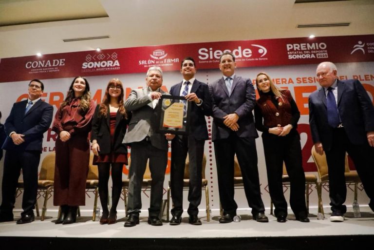 Reconocen a grandes1