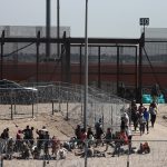 Cruce de inmigrantes en la frontera de EEUU con México desciende a mínimos históricos