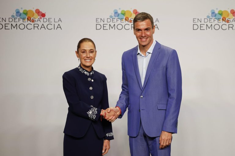 Sheinbaum ofrece México como sede de la cumbre en defensa de la democracia en 2027
