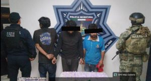 detienen a 3 personas