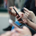 personas-con-su-celular-en-la-mano