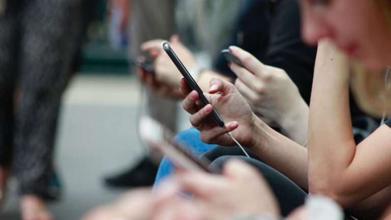 personas-con-su-celular-en-la-mano